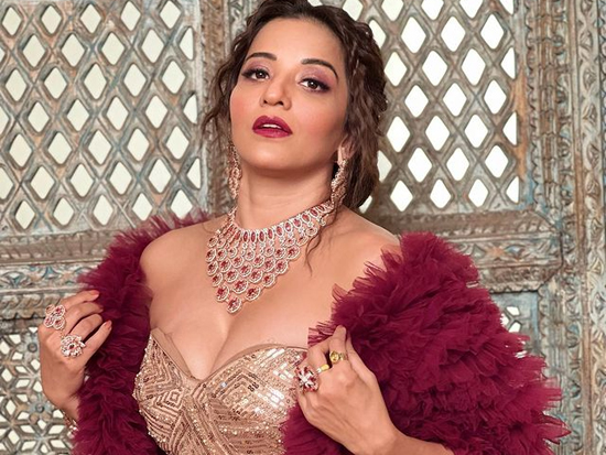 Mesmerising Monalisa Flaunts Her Beauty